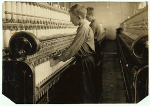 1916年、マサチューセッツ州のインディアンオーチャードコットンミルで完全なボビンを交換するドファー