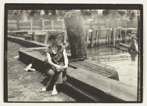 ニューヨーク、ダウン・オン・ザ・ワーフ 作： Lewis Wickes Hine