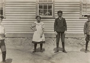 エドワード・セント・ジャーメインと妹のデリア、工場労働者、ロードアイランド州フェニックス、1909 年 4 月、3379 年。 作： Lewis Wickes Hine