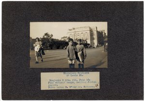 アイゼンバーグブラザーズ、27ルイスストリート、ニューヨークシティ、1910-13年頃 作： Lewis Wickes Hine