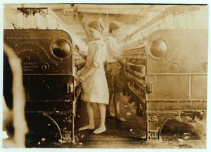 ミシシッピ州ヤズーシティヤーンミルズで働くエルシーとサディーは、13歳、1911年であると述べました 作： Lewis Wickes Hine