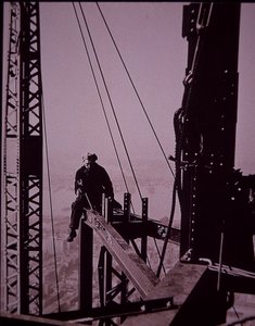 建設中のエンパイア・ステート・ビル、スパナを持ったボルタを示す 作： Lewis Wickes Hine