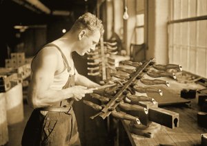 マサチューセッツ州パラゴンラバーカンパニーの工場労働者。 1936 作： Lewis Wickes Hine