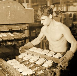 マサチューセッツ州パラゴンラバーカンパニーの工場労働者。 1936 作： Lewis Wickes Hine