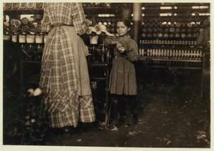 ファニー、高さ48インチ、7歳、1910人の子供のうちの1人 作： Lewis Wickes Hine