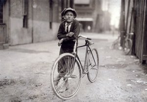 1913年、テキサス州ウェイコのマッカイテレグラフカンパニーで働く15歳のメッセンジャーボーイ 作： Lewis Wickes Hine