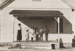 1915年にコロラド州フォートミシガンにある第6学校、第6学校に在籍する5人の生徒 作： Lewis Wickes Hine