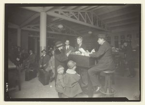 ドイツ人家族、エリス島での通訳兼記録係 作： Lewis Wickes Hine