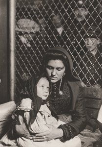 移民母子 作： Lewis Wickes Hine