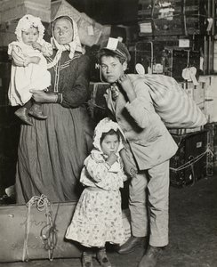 エリス島、失われた手荷物を探すイタリア人家族 作： Lewis Wickes Hine