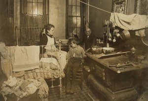 1913年、ファミリーショップの背後にあるニューヨークの自宅にある、ジミーチンクアナナの「低学年」カテゴリ 作： Lewis Wickes Hine