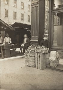 Lena Lochiavo - 11歳、バスケットとプレッツェルの販売、Sixth Street Marketのサルーン前にて。 作： Lewis Wickes Hine