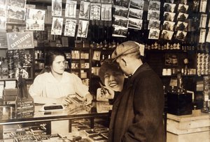 メアリークリード、14歳、葉巻の販売、1930年頃 作： Lewis Wickes Hine