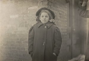 メリー・ホーンは、重い書類を運ぶことで悪化した猫背の状態だった...、1909年3月。 作： Lewis Wickes Hine