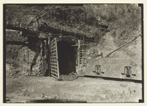 石炭列車用モーター（ウェストバージニア州 作： Lewis Wickes Hine