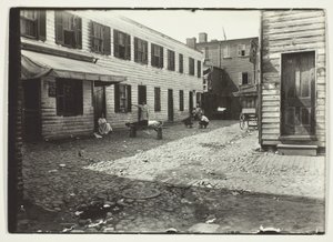 ワシントンD.C.、白人を収容するニグロ・アレイ 作： Lewis Wickes Hine