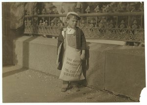 1915年、カリフォルニア州サクラメントの州議会議事堂の入り口で土曜日のイブニングポストを売っている5歳または6歳のキャスケットフレディケーファー 作： Lewis Wickes Hine