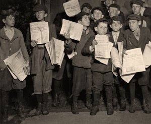 真夜中以降のニュースボーイ 作： Lewis Wickes Hine
