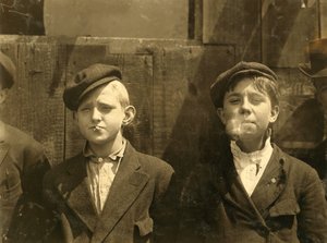 ミズーリ州セントルイスのタバコ休憩をしている新聞配達の少年たち。 1910 作： Lewis Wickes Hine