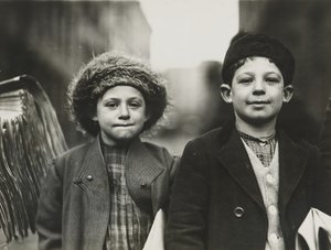 Newsies、ニューアーク、ニュージャージー、1909年12月（ゼラチンシルバープリント） 作： Lewis Wickes Hine