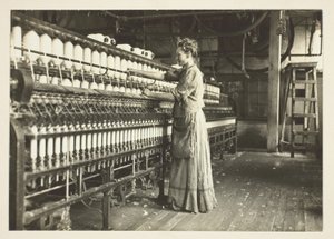 南部製綿工場の昔ながらの紡績工 作： Lewis Wickes Hine