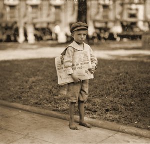 新聞販売者の肖像、1910年頃 作： Lewis Wickes Hine