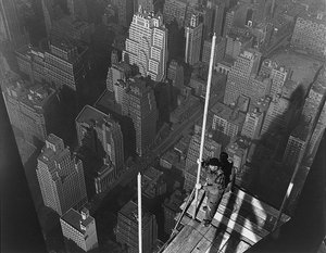 マストを上げる、エンパイアステートビルディング、1939 作： Lewis Wickes Hine