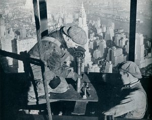 エンパイアステートビルディングの朝のマストの最後のボルトをリベットで留める、c1931