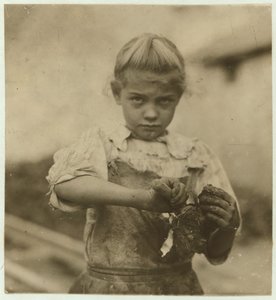 ロージー、7歳、文盲、1913年サウスカロライナ州ブラフトンのVarn und Platt Canning Companyでオイスターシャッカーとして2年働いた 作： Lewis Wickes Hine