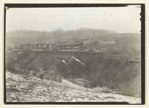 ウェストバージニア州スコット・ランの独身者用小屋の列 作： Lewis Wickes Hine