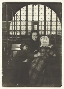 ロシア人家族、エリス島 作： Lewis Wickes Hine
