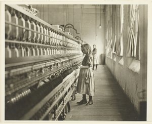 サウスカロライナ州ランカスターの綿紡績工場、セディ・ファイファー 作： Lewis Wickes Hine