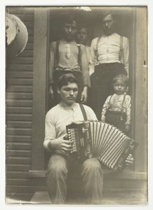 ピッツバーグ地域のスロバキア人鉄鋼労働者、夕食後にくつろぐ 作： Lewis Wickes Hine