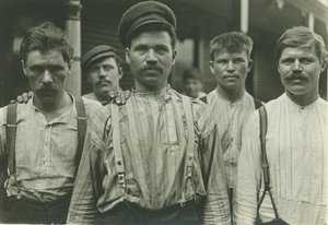 1907-8年、ペンシルベニア州ホームステッド、ロシアボーディングハウスの鉄鋼労働者（ゼラチンシルバープリント） 作： Lewis Wickes Hine