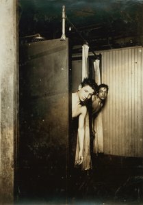 シャワーバスを使用する電信少年、郵便番号。 Co.、ブロードウェイ、ニューヨーク、1910 作： Lewis Wickes Hine