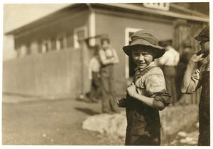 1913年アラバマ州ハンツビルのメリマックミルズで安定した仕事をしている、読めない10歳のチャーリーフォスター 作： Lewis Wickes Hine