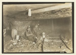このような天井の低い場所で、鉱夫たちは昼食をとり、少し休むのが好きだ。 作： Lewis Wickes Hine