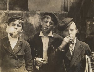 3人の若い新聞記者の喫煙、セントルイス、ミズーリ州、米国、1910