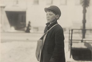 トニー・カサーレ、「ボローニャ」、11歳、4年間新聞を売っている、コネチカット州ハートフォード、1909年3月 作： ルイス・ウィックス・ハイン