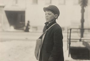 トニー・カサーレ、ボローニャ、11歳 4年間新聞を売っていた、ハートフォード... 1909年3月 作： Lewis Wickes Hine