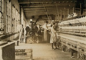 1908年、ノースカロライナ州ニュートンのカタウバコットンミルズにある2つの若い紡績工場 作： Lewis Wickes Hine