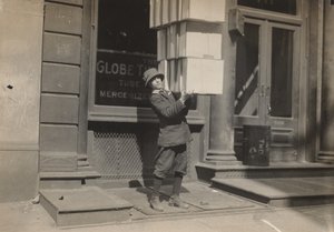 ワゴンボーイやテールボーイがワゴンの積み込みを手伝う様子（1914年頃 作： Lewis Wickes Hine