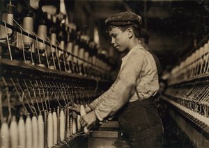 アメリカジョージア州オーガスタのグローブコットンミルでドーファーとして働いていた少年、1909年頃 作： Lewis Wickes Hine