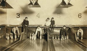 若い男の子が夜遅くにアーケードボウリング場でボウリングのピンをセットアップする、トレントン、ニュージャージー、米国、1909年 作： Lewis Wickes Hine