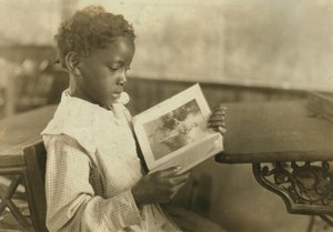 若い女の子が教室で本を読んで、プレザントグリーンスクール、マーリントン、ポカホンタス郡、ウェストバージニア州、米国、1921年 作： Lewis Wickes Hine