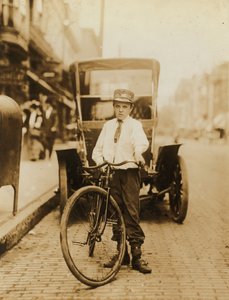 1910年頃、米国デラウェア州ウィルミントンの郵便会社のメッセンジャーとして働いていた若い10代の少年 作： Lewis Wickes Hine