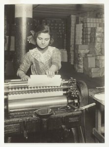 紙箱工場の若い労働者 作： Lewis Wickes Hine