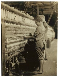 1910年、バーモント州のノースパウナルで、完全なボビンを交換する若い船員