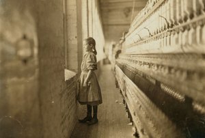 1908年頃、アメリカ・ノースカロライナ州リンカントンの工場で働く少女（モノクロ写真 作： Lewis Wickes Hine