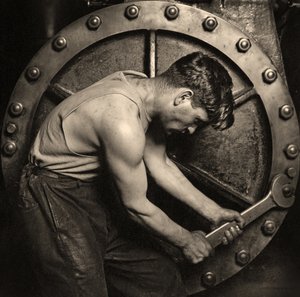 1920年頃の蒸気ポンプに取り組んでいる発電所の機械工のクローズアップ（写真） 作： Lewis Wickes Hine